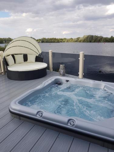 Фотография гостевого дома Dees hot tub breaks at Tattershall Lakes Jet Ski 4