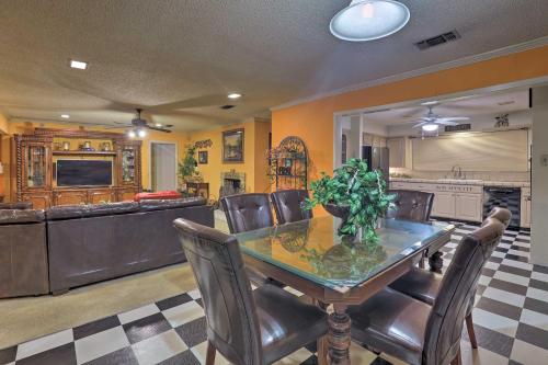 Фотографии гостевого дома 
            Spacious Home with Deck about 2 Mi to Lake Arlington!