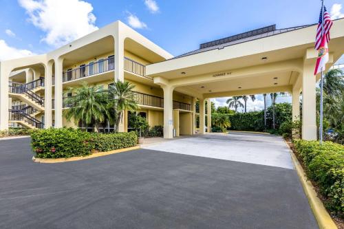 Фотография гостиницы Quality Inn Palm Beach International Airport