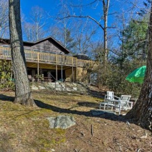 Фотография гостевого дома Hendersonville Cabin with Deck - Near Asheville!