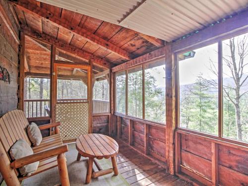 Фотографии гостевого дома 
            Mountain Rose Pigeon Forge Area Cabin with Hot Tub!