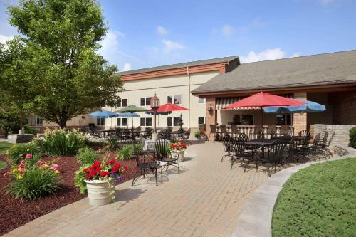 Фотография гостиницы Ramada by Wyndham Saginaw Hotel & Suites