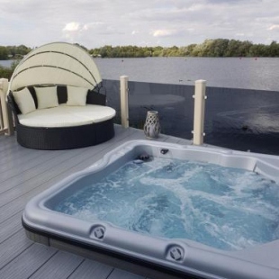 Фотография гостевого дома Dees hot tub breaks at Tattershall Lakes Jet Ski 4