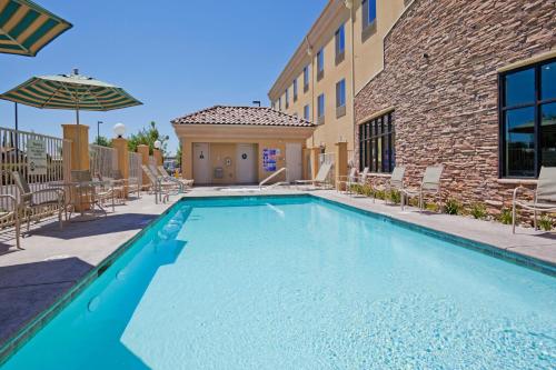 Фотография гостиницы Holiday Inn Express & Suites Clovis Fresno Area, an IHG Hotel