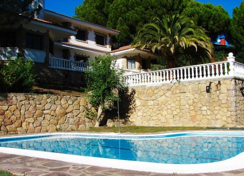 Фотография гостевого дома Amplio Chalet con Piscina de Agua Salada BBQ