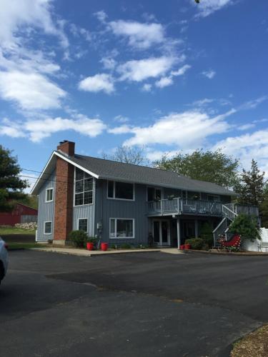 Фотография гостевого дома Amazing Home-Noank-Mystic-Groton, CT on 5 acres near beaches and casinos - 4 King Beds!