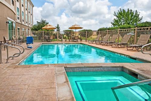 Фотографии гостиницы 
            Holiday Inn Express & Suites Cotulla, an IHG Hotel