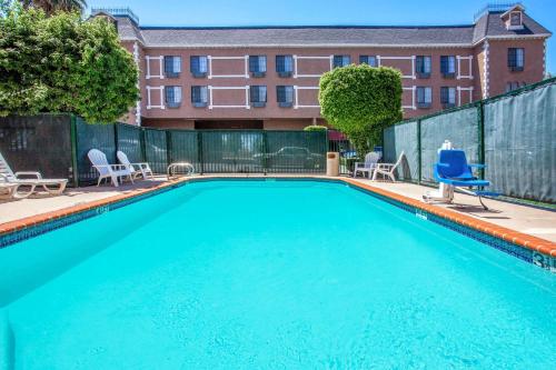 Фотография гостиницы Holiday Inn Express & Suites Chatsworth, an IHG Hotel