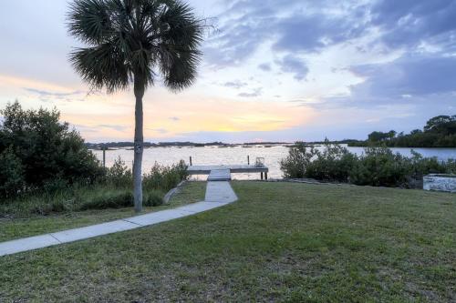 Фотографии гостевого дома 
            Waterfront Cedar Key Duplex Home with Private Dock!