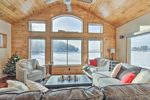 Фотографии гостевого дома 
            Spacious Lakeside Family Home on Big Bearskin Lake