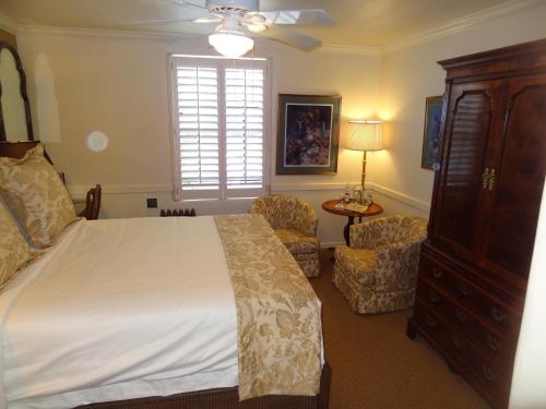 Фотография гостиницы Pine Inn - Carmel