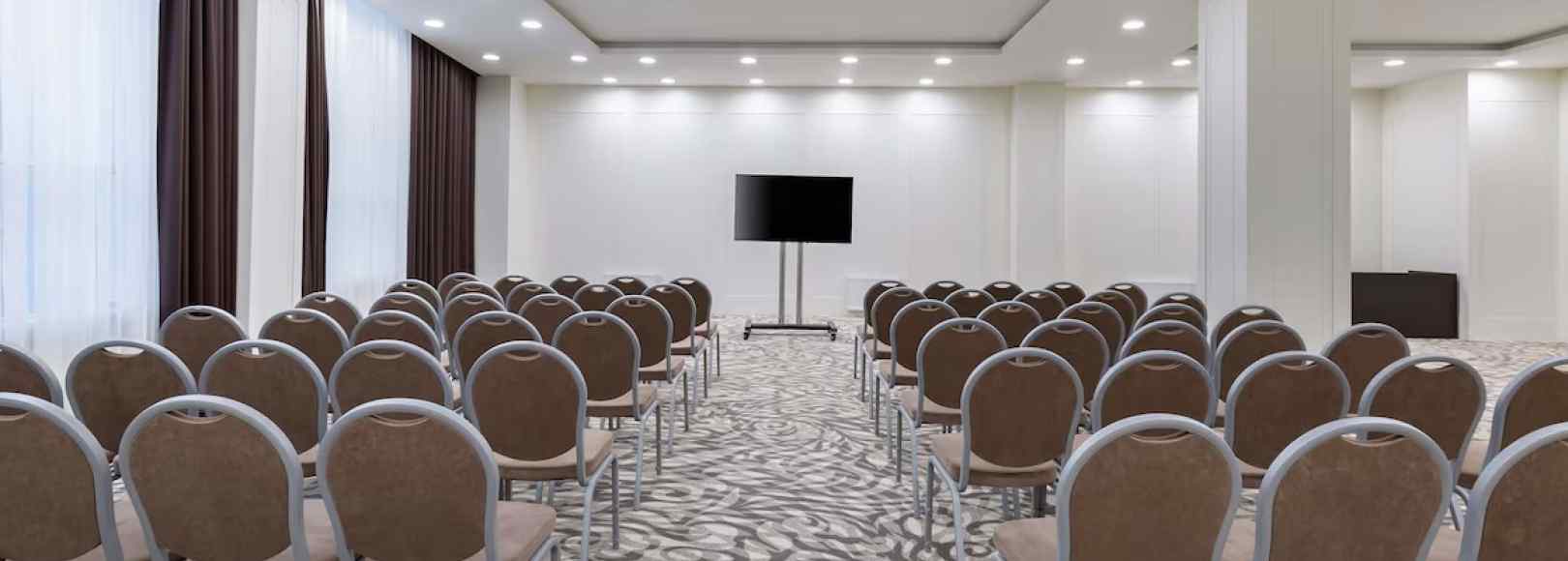 Фотография конференц-зала Plastov Hall