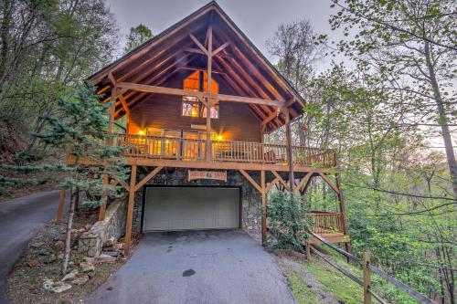 Фотографии гостевого дома
Spacious Maggie Valley Cabin with Hot Tub and MTN View