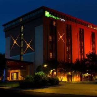 Фотографии гостиницы 
            Holiday Inn Express - San Antonio Airport, an IHG Hotel