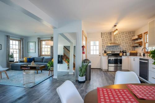 Фотография гостевого дома New Luxury Family Getaway with Designer Touches