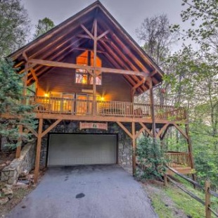 Фотография гостевого дома Spacious Maggie Valley Cabin with Hot Tub and MTN View