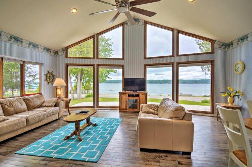 Фотографии гостевого дома 
            Lake Charlevoix Getaway with Views - 2 Mi to Boyne!