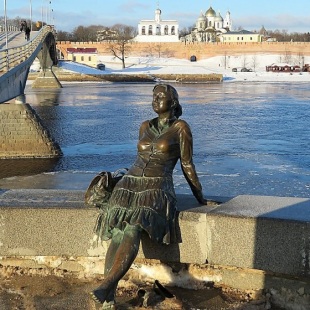 Памятник медведь на скамейке