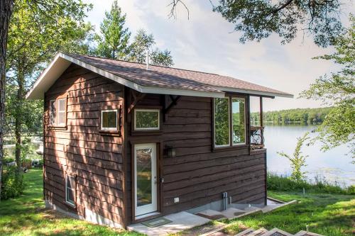 Фотографии гостевого дома 
            Lakefront Brainerd Cabin - Great Rice Lake Fishing