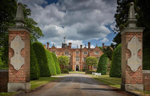 Фотография гостиницы Great Fosters - Near Windsor