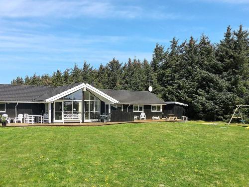 Фотография гостевого дома Four-Bedroom Holiday home in Løkken 10