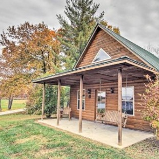 Фотография гостевого дома Cozy Columbia Cabin with Shared Lake Dock!