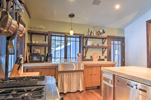 Фотография гостевого дома Upscale Earl Young Charlevoix Cottage with Deck