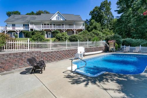 Фотографии гостевого дома 
            Brook Knoll · NEW! Beautiful Mtn Retreat w/Pool Near Asheville!