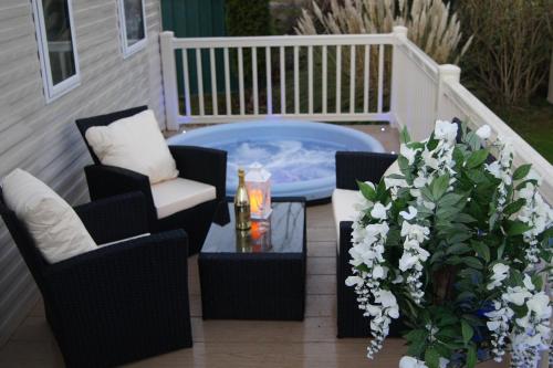 Фотография базы отдыха Relaxing Breaks with Hot tub at Tattershal lakes 3 Bedroom