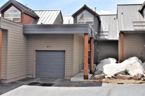 Фотография гостевого дома Forest Park Townhome HTJM