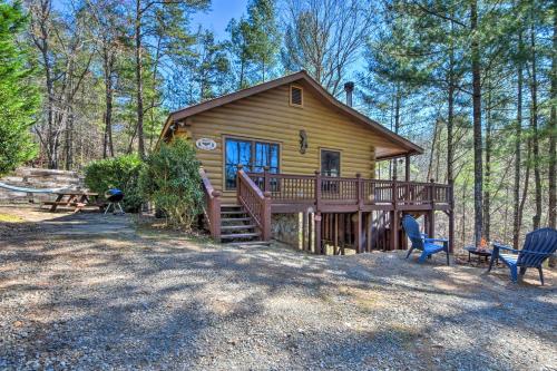 Фотографии гостевого дома 
            Ellijay Cabin with Hot Tub and Deck in National Forest