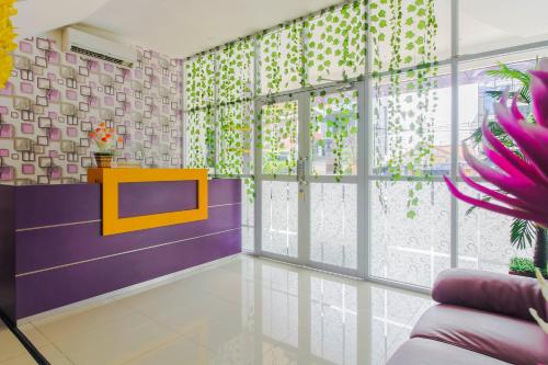 Фотографии гостиницы 
            RedDoorz Plus near Stasiun Bekasi