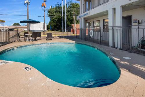 Фотографии гостиницы 
            Motel 6 Irving - Loop 12