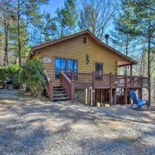 Фотография гостевого дома Ellijay Cabin with Hot Tub and Deck in National Forest