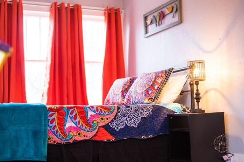 Фотография гостевого дома The Bluebird Cottage with HOT TUB Sleeps 6 Near Turner Falls and Casinos Includes Fire Pit and BBQ Grill