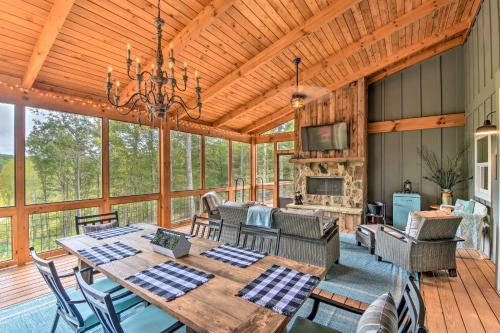 Фотография гостевого дома Cork and Creek Cottage with Mtn and Pasture Views!