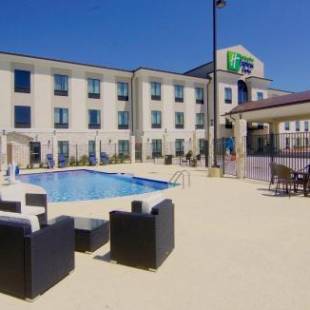 Фотографии гостиницы 
            Holiday Inn Express Hotels & Suites Cuero, an IHG Hotel