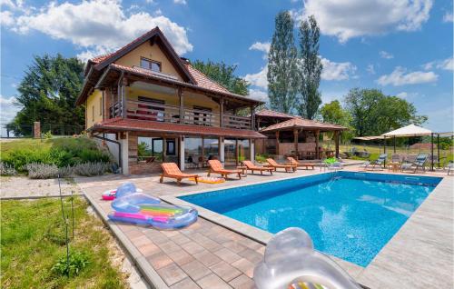 Фотографии гостевого дома 
            Three-Bedroom Holiday Home in Zelezna Gora