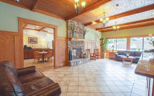 Фотография гостиницы Brookstone Lodge near Biltmore Village, Ascend Hotel Collection