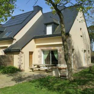 Фотографии гостевого дома 
            Comfortable semi-detached holiday home 700 m from the beach in Brittany