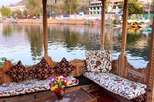 Фотографии мини отеля 
            White House Group Of Houseboats