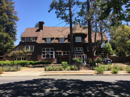 Фотография мини отеля Cedar Gables Inn