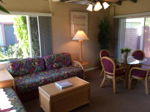 Фотография гостиницы A PLACE IN THE SUN Garden Hotel - Big Units with Privacy Gardens & Heated Pool & Spa in 1 Acre Park Prime Location, PET Friendly, TOP Midcentury Modern Boutique Hotel