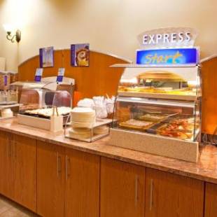 Фотографии гостиницы 
            Holiday Inn Express & Suites - Valdosta, an IHG Hotel