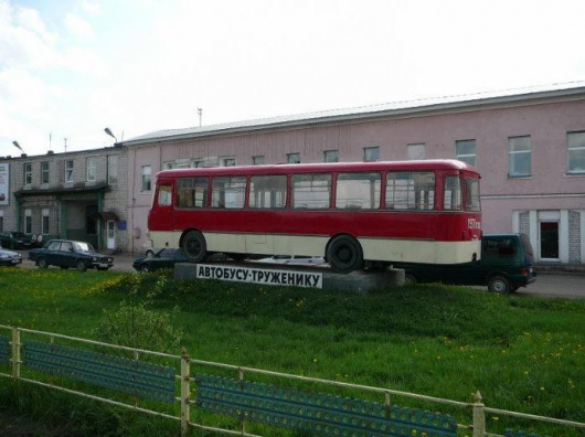 Фотографии памятника 
            Памятник автобусу-труженику