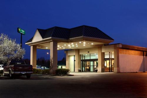 Фотография гостиницы Quality Inn & Conference Center - Springfield
