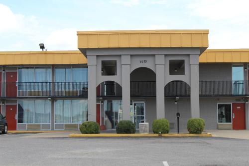 Фотографии гостиницы 
            Econo Lodge Paducah West I-24