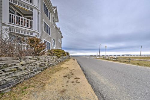 Фотография гостевого дома Breezy Oak Bluffs Condo - Steps to Inkwell Beach!