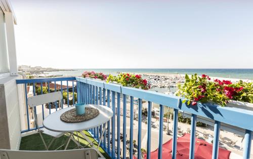 Фотография мини отеля Three Room - Sea View Luxury Loft