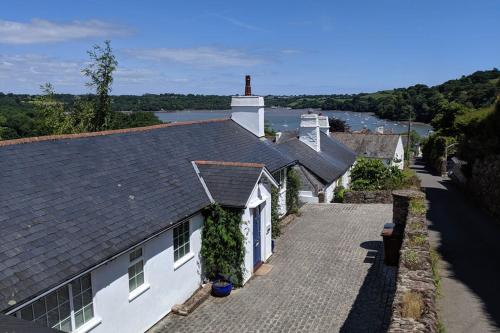 Фотография гостевого дома Rocket House - Large family home perched above the river